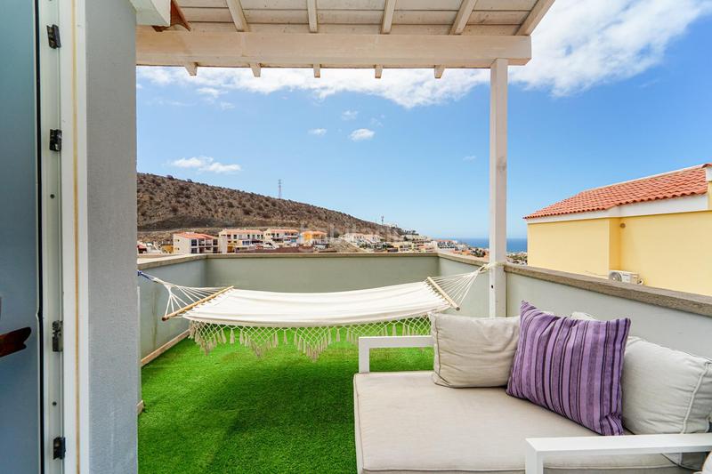 Foto d3f4f798-61a2-442d-9ca2-473286c6b883. Casa adosada en calle tara 16 amplia casa adosada de 6 dormitorios con apartamento independiente, vistas al mar y azotea en Arguineguín en Mogán