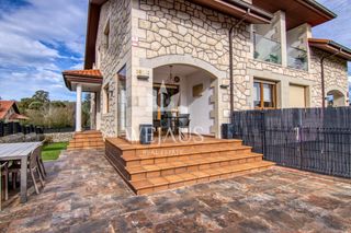 Maison jumelée à Barrio villapresente 166. Espectacular chalet en villapresente