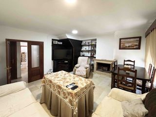 Casa adossada a Benalup. Vivienda adosada de 4 dormitorios, buhardilla, patio, chimenea y