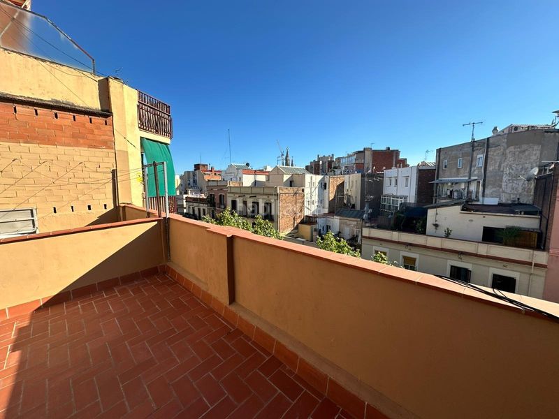 Foto 5fe09ac1-746d-441d-8d5d-e00fad36a7b7. Apartament amb aparcament a Sagrada Família Barcelona