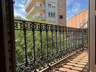 Flat  Carrer sant gervasi de cassoles. Vivienda exterior con encanto en el corazón de sant gervasi