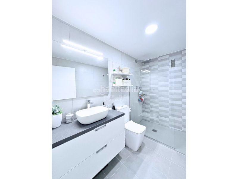 Piso vivienda de diseño en urbanización con terraza, piscina, pádel, garaje en av alfahuir en Valencia - Imagen 24