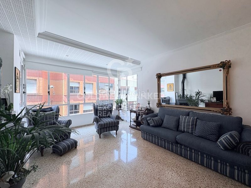 Foto 0e213fb1-de8d-4cec-a0ae-df688d843562. Edifici a Oliva pueblo Oliva