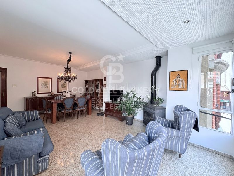 Foto 14339fb7-625b-4811-800a-35f5d10add5d. Edifici a Oliva pueblo Oliva