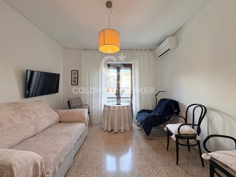 Foto c4cb7514-ca6a-462c-9eb4-c5568a9fd03e. Edifici a Oliva pueblo Oliva