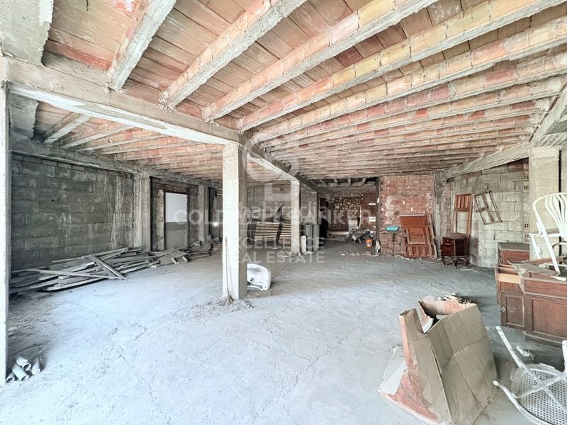 Foto c96a3e21-91d1-4143-9edd-78aeece1bfac. Edifici a Oliva pueblo Oliva