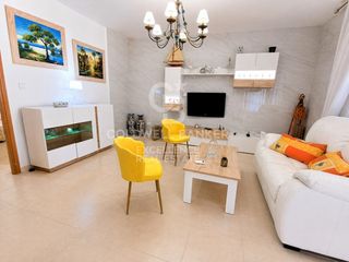 Casa a Santiago de La Ribera. Luminoso chalet adosado con gran patio, terraza y parking en san