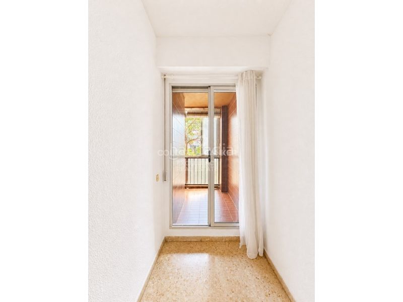 Piso amplio y luminoso piso con 2 terrazas en zona amistad en Valencia - Imagen 14