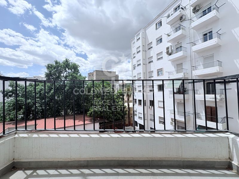 Piso luminoso con terraza y garaje en gran vía ramón y cajal en Valencia - Imagen 22
