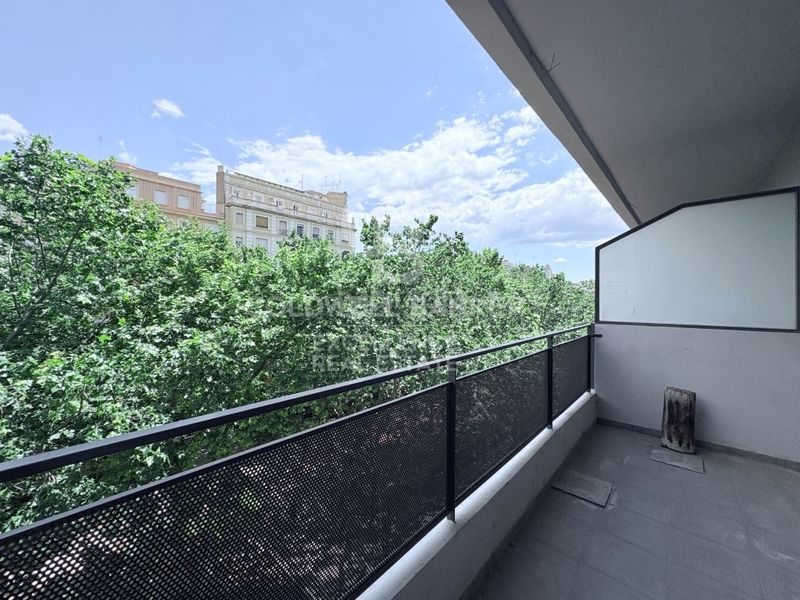 Piso luminoso con terraza y garaje en gran vía ramón y cajal en Valencia - Imagen 2