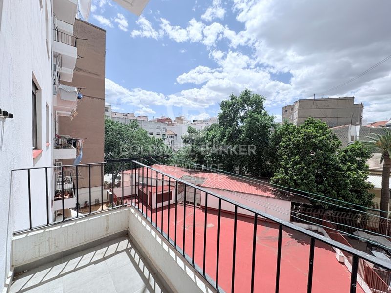 Piso luminoso con terraza y garaje en gran vía ramón y cajal en Valencia - Imagen 21