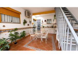 Chalet  Calle 9 d'octubre. Amplia vivienda con jardines privados, terraza y múltiples espac
