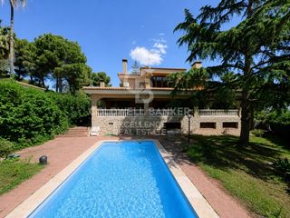 House  Calle jacinto benavente. Espectacular villa en santa apolonia con 1.648 m de parcela.