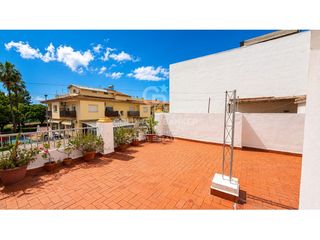 Casa adosada  Calle 9 d'octubre. Amplia vivienda con jardines privados, terraza y múltiples espac