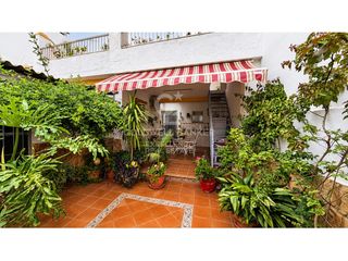 Semi detached house  Calle 9 d'octubre. Amplia vivienda con jardines privados, terraza y múltiples espac