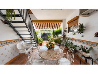 Casa a schiera  Calle 9 d'octubre. Amplia vivienda con jardines privados, terraza y múltiples espac
