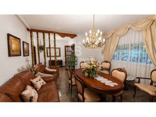 Maison jumelée  Calle 9 d'octubre. Amplia vivienda con jardines privados, terraza y múltiples espac