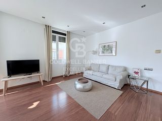 Rent Flat  Calle barcelonina. Piso reformado y amueblado con balcones y vistas al ayuntamiento
