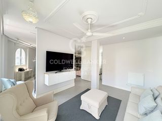 Pis  Gran via fernando catolico. Exclusivo piso de diseño en planta alta con balcón y carácter se