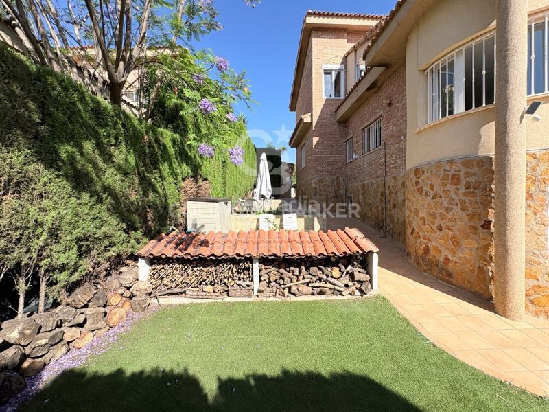 Foto b64a8add-2018-4001-b638-2a3fb29bb89a. Xalet amb calefacció aparcament piscina a La Loma Chiva