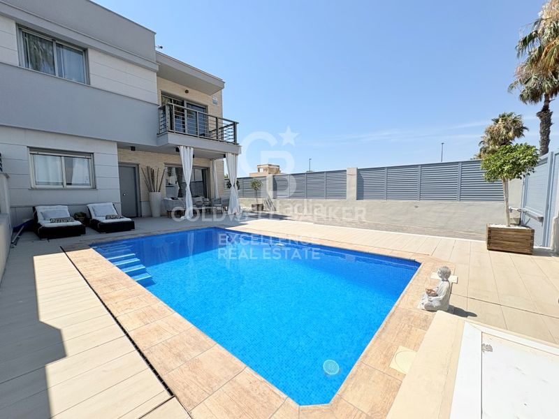 Foto 2df530f0-3e6b-4700-a56d-b4d91129045c. Casa adossada amb aparcament piscina a Playa Burriana