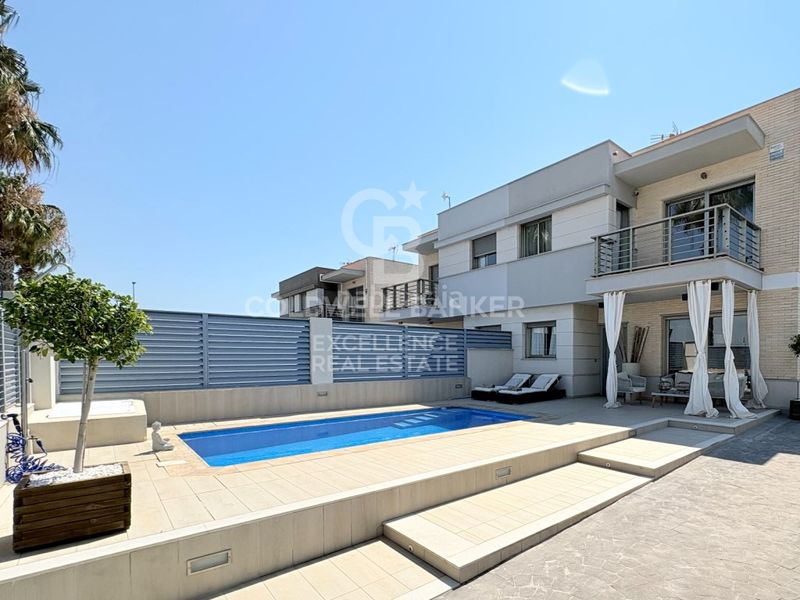 Foto 5e3df745-1d21-4bc6-8d73-631c63cafb1b. Casa adossada amb aparcament piscina a Playa Burriana