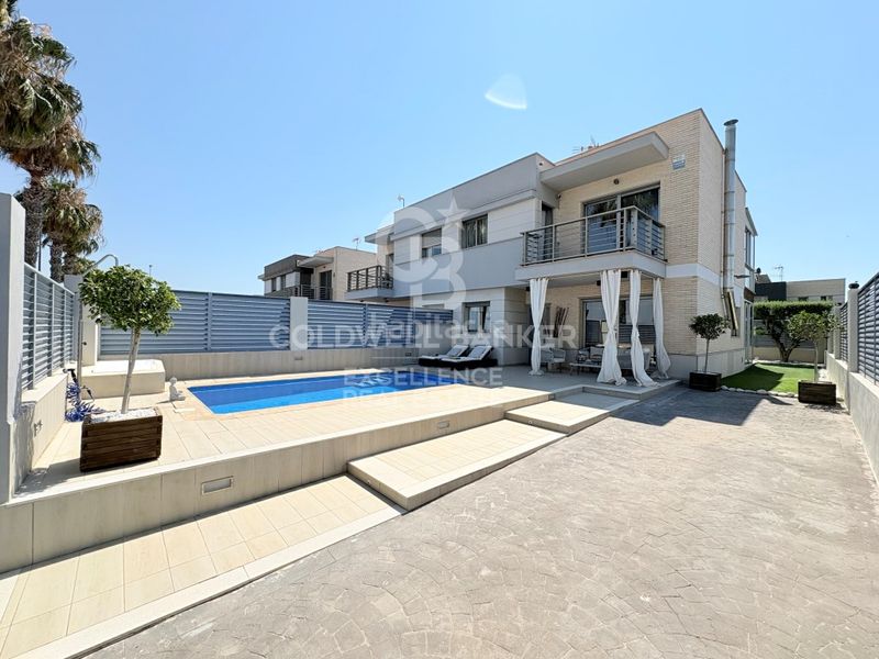 Foto 6b919b16-c507-4a33-bf56-46e9c149d01c. Casa adossada amb aparcament piscina a Playa Burriana