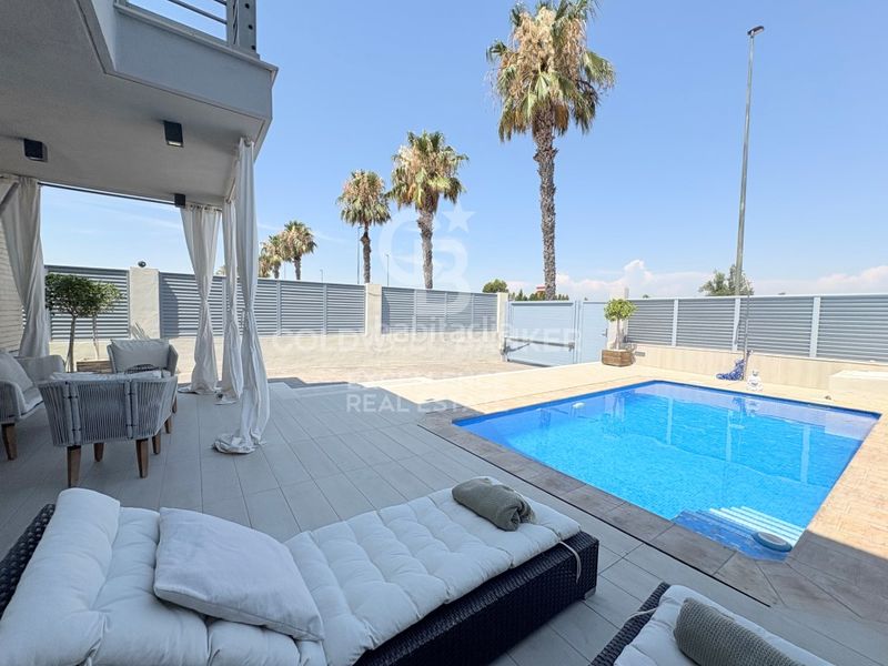Foto 8c463c61-75b2-4679-b1fb-c07fc9c6459e. Casa adossada amb aparcament piscina a Playa Burriana