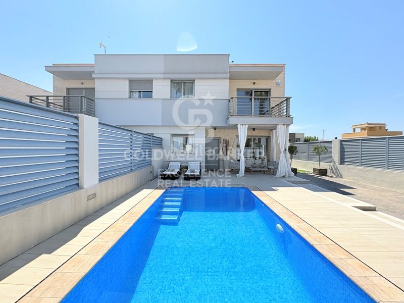 Foto e933ce34-ce5b-48dd-adc9-7249753a332b. Casa adossada amb aparcament piscina a Playa Burriana