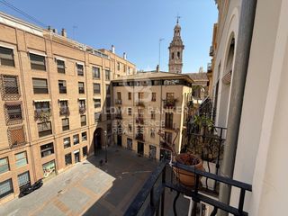 Rent Flat  Calle tapineria. Luminoso piso con 3 balcones junto a la plaza de la reina