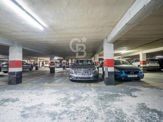 Aparcament cotxe a Avenida aragon 25. Plaza de garaje para coche grande, avenida de aragón, vigilancia