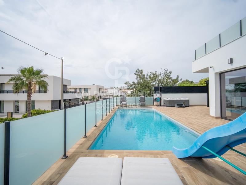 Foto 13e8094a-fcbb-4853-8b94-fcc55c2b7d0a. Casa impresionante villa de lujo con estilo moderno e ibicenco en urbanización exclusiva e en Calp