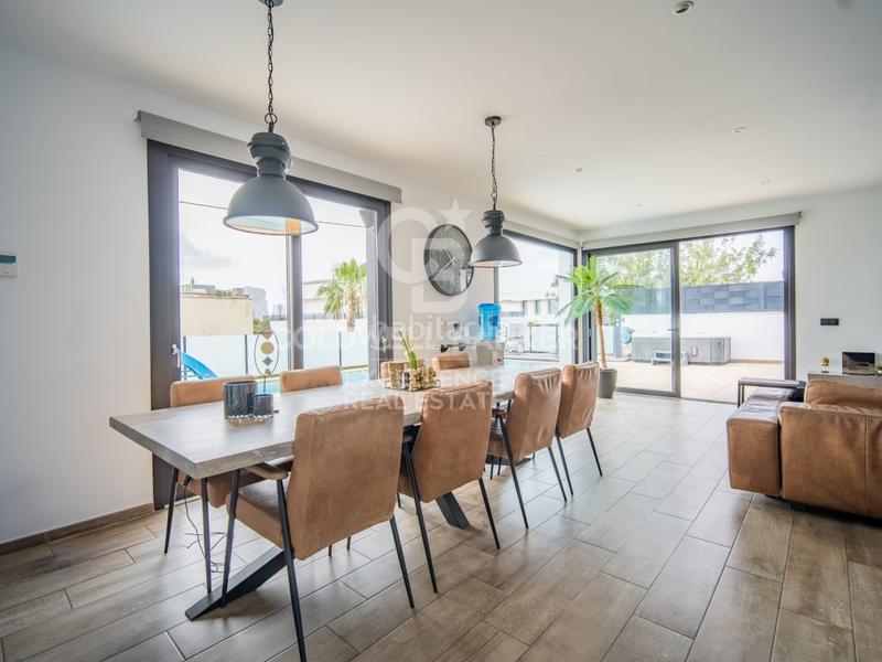 Foto 2382bf40-4dcc-4df0-982f-593ea034e286. Casa impresionante villa de lujo con estilo moderno e ibicenco en urbanización exclusiva e en Calp