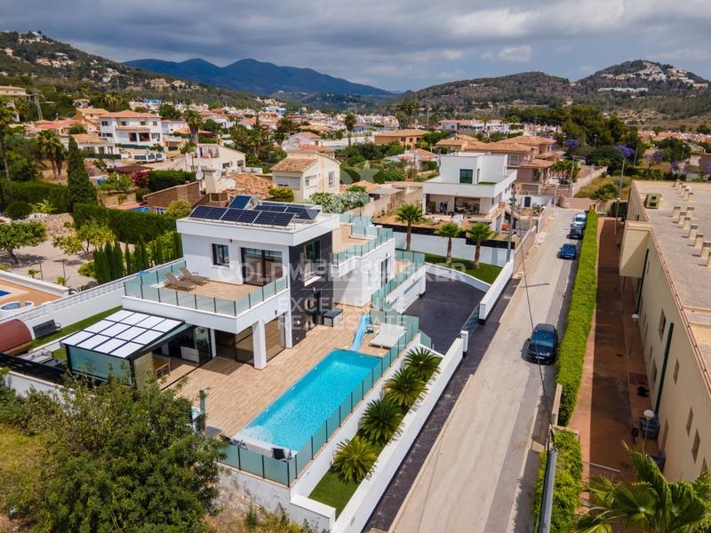 Foto 4fa9102c-e97c-40eb-9a15-21f575cfe35d. Casa impresionante villa de lujo con estilo moderno e ibicenco en urbanización exclusiva e en Calp