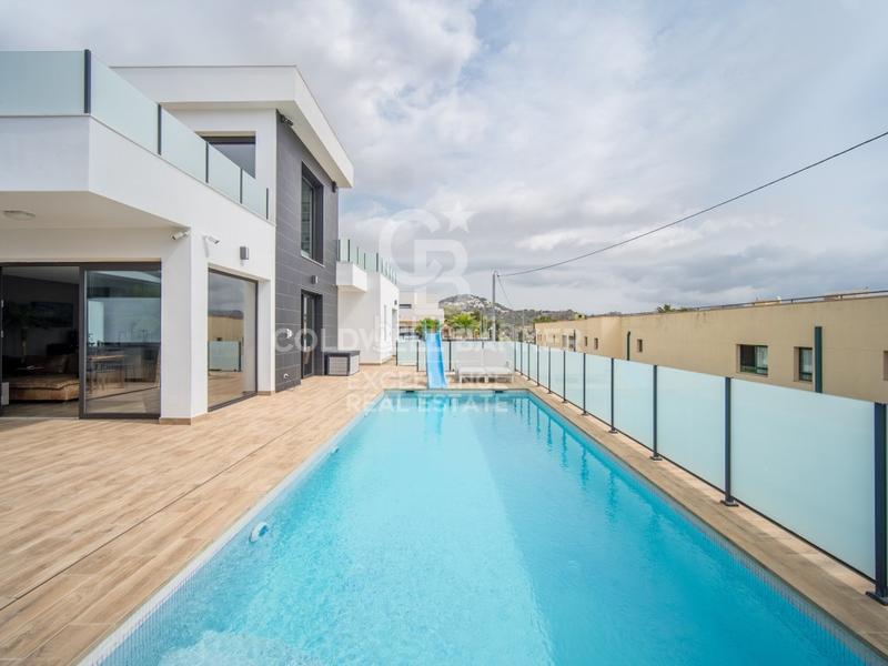 Foto 7108ec79-d40a-4834-9e26-4d335fdfaf70. Casa impresionante villa de lujo con estilo moderno e ibicenco en urbanización exclusiva e en Calp