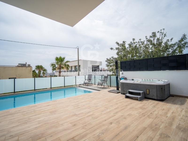 Foto a633d054-a725-47db-a0cb-72736ba9fd27. Casa impresionante villa de lujo con estilo moderno e ibicenco en urbanización exclusiva e en Calp
