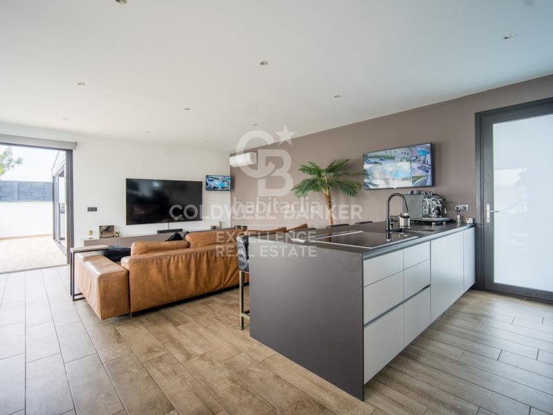 Foto c3543580-7e8e-43f4-a5fc-2089596cefa0. Casa impresionante villa de lujo con estilo moderno e ibicenco en urbanización exclusiva e en Calp