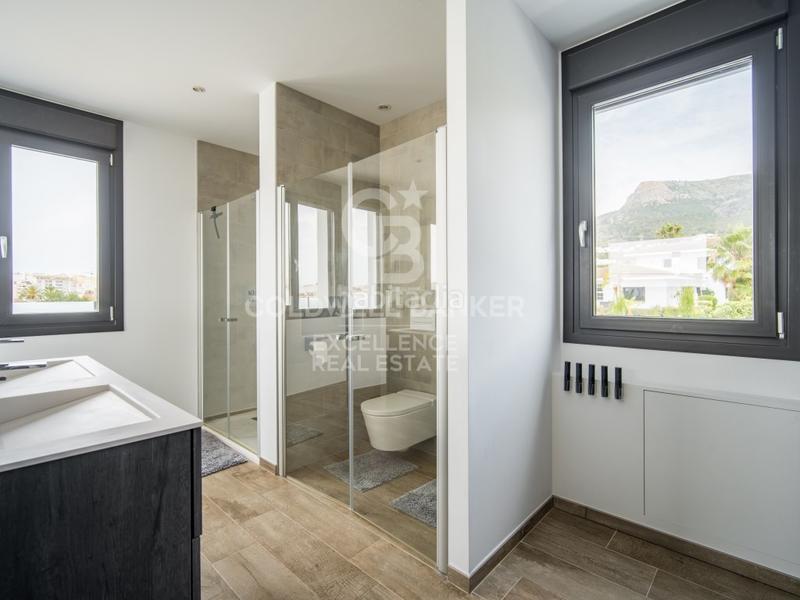 Foto c7688116-8b1a-4738-b653-43e4069f8cf1. Casa impresionante villa de lujo con estilo moderno e ibicenco en urbanización exclusiva e en Calp