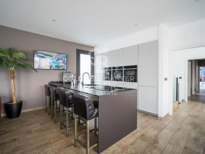 Foto d9d73eb1-6320-4922-8caf-0c4e31619c0d. Casa impresionante villa de lujo con estilo moderno e ibicenco en urbanización exclusiva e en Calp