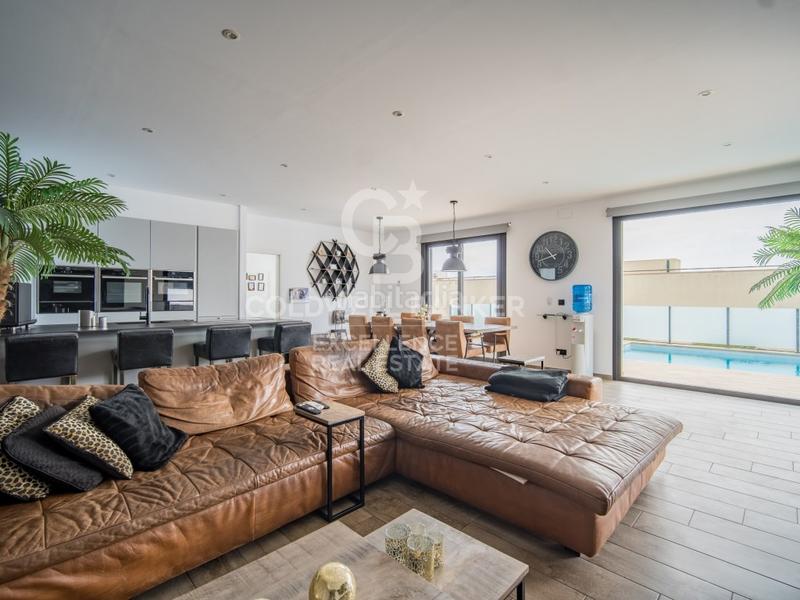Foto f180e3f6-763e-4765-b1b5-3f3a8f6a70a6. Casa impresionante villa de lujo con estilo moderno e ibicenco en urbanización exclusiva e en Calp