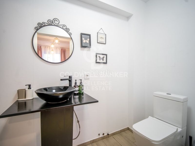 Foto 5720b084-f650-4731-af69-bc84b023ec30. Local comercial hostal con licencia turística y rentabilidad del 10 en valencia. en Paterna