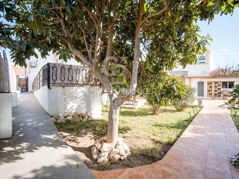 Foto a85c881a-39eb-41ac-aa44-2b52f90baf43. Local comercial hostal con licencia turística y rentabilidad del 10 en valencia. en Paterna