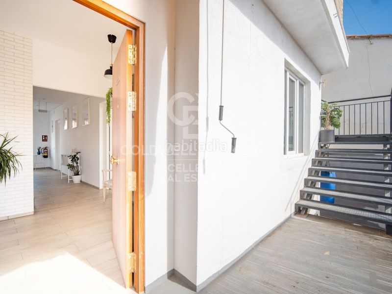 Foto b67e89f8-ae7b-45e2-9428-fbe39e4214ba. Local comercial hostal con licencia turística y rentabilidad del 10 en valencia. en Paterna