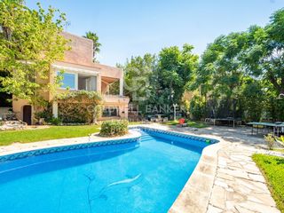 House  Urbanizacion parque monte alcedo. Villa de 350 m con piscina, terrazas y 7 dormitorios en monte al