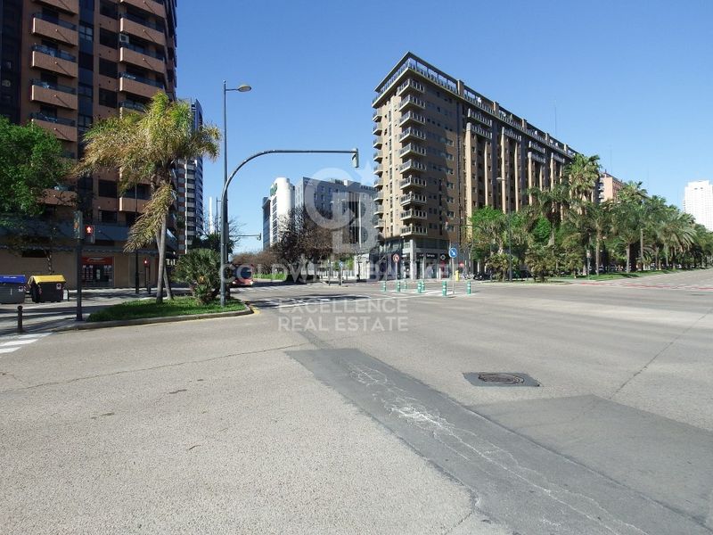 Piso reformado a estrenar junto a avenida de francia en Valencia - Imagen 31