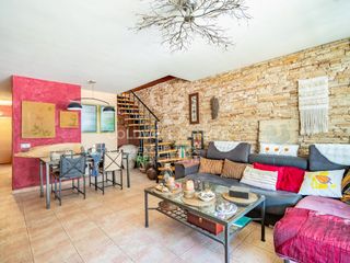 Duplex  Calle santa maria micaela. Dúplex con diseño contemporáneo y esencia mediterránea en juan l