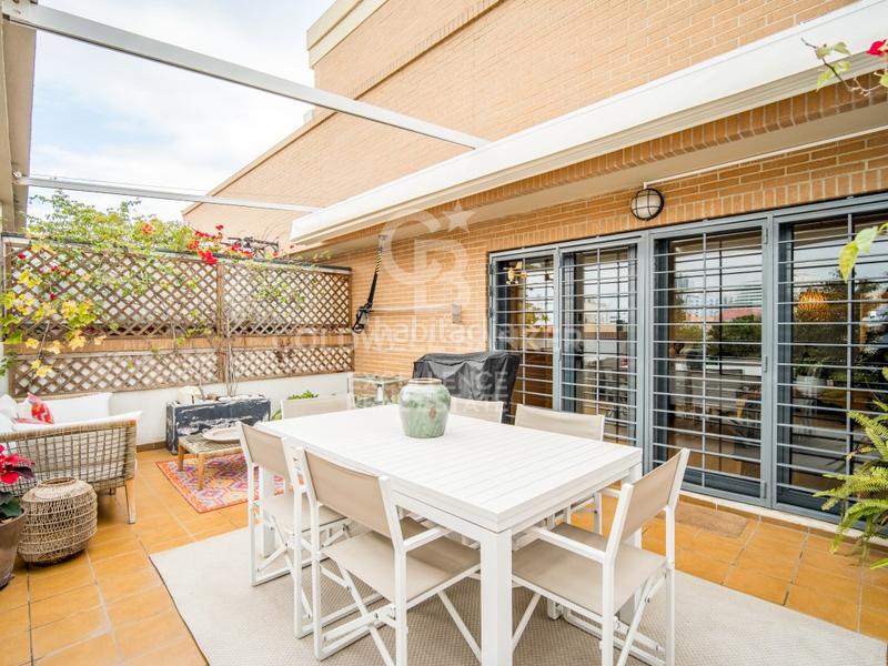 Foto 2dcdd8f1-e6a9-4a2a-bde7-7a92c43eac90. Rent penthouse with parking in Albors Valencia