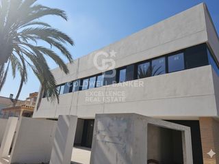 Casa adossada  Avenida diputacion provincial. Adosados de diseño con piscina privada en benisanó.