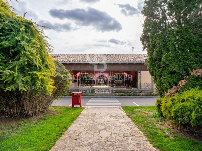 Foto b251cd52-85d7-4c2e-bffd-fe1b75693ee7. Casa adossada amb piscina a San Jorge
