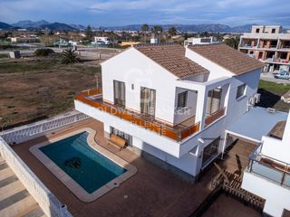 Chalet  Calle teix. Exclusivo chalet con piscina a 50 metros del mar en playa terran